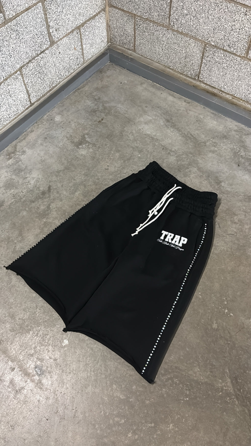 BLACK 3/4 trap shorts