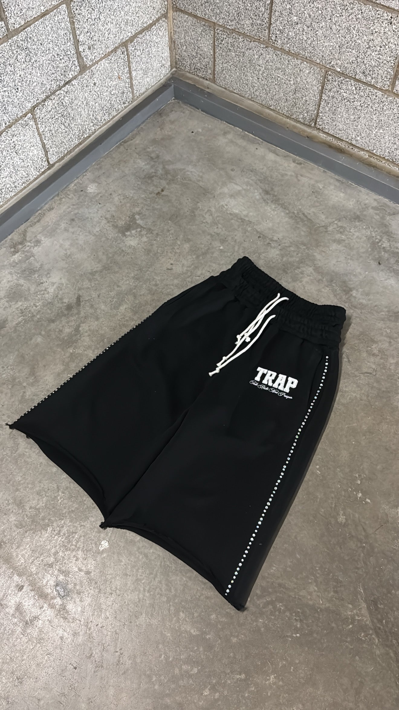 BLACK 3/4 trap shorts