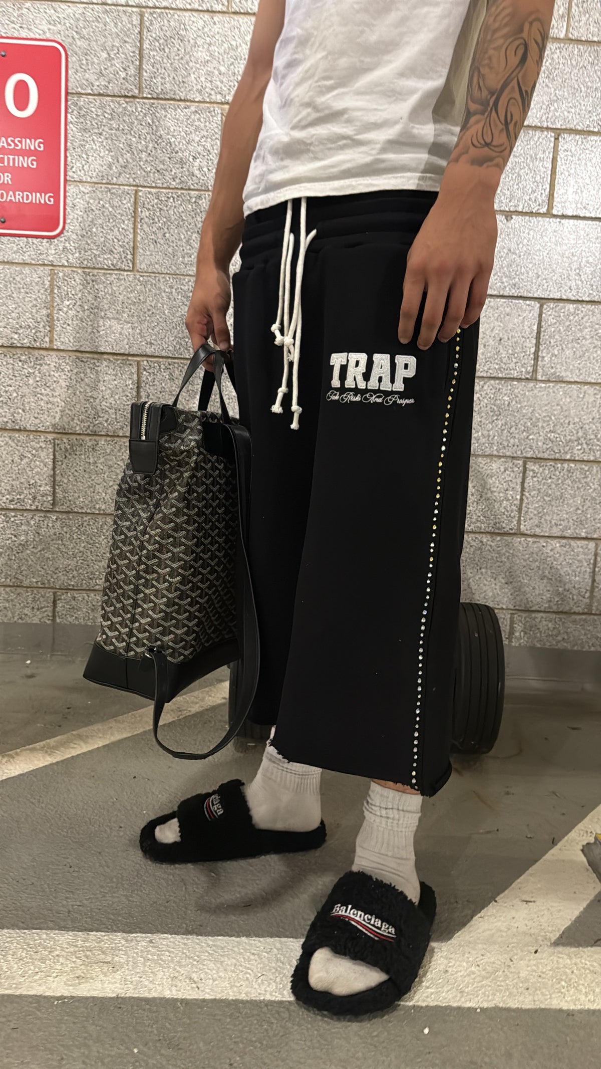 BLACK 3/4 trap shorts