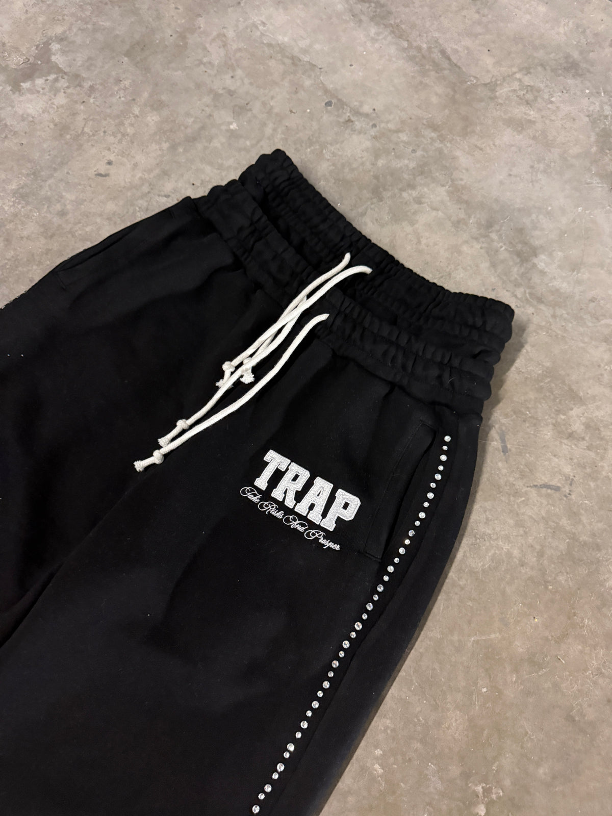 BLACK 3/4 trap shorts