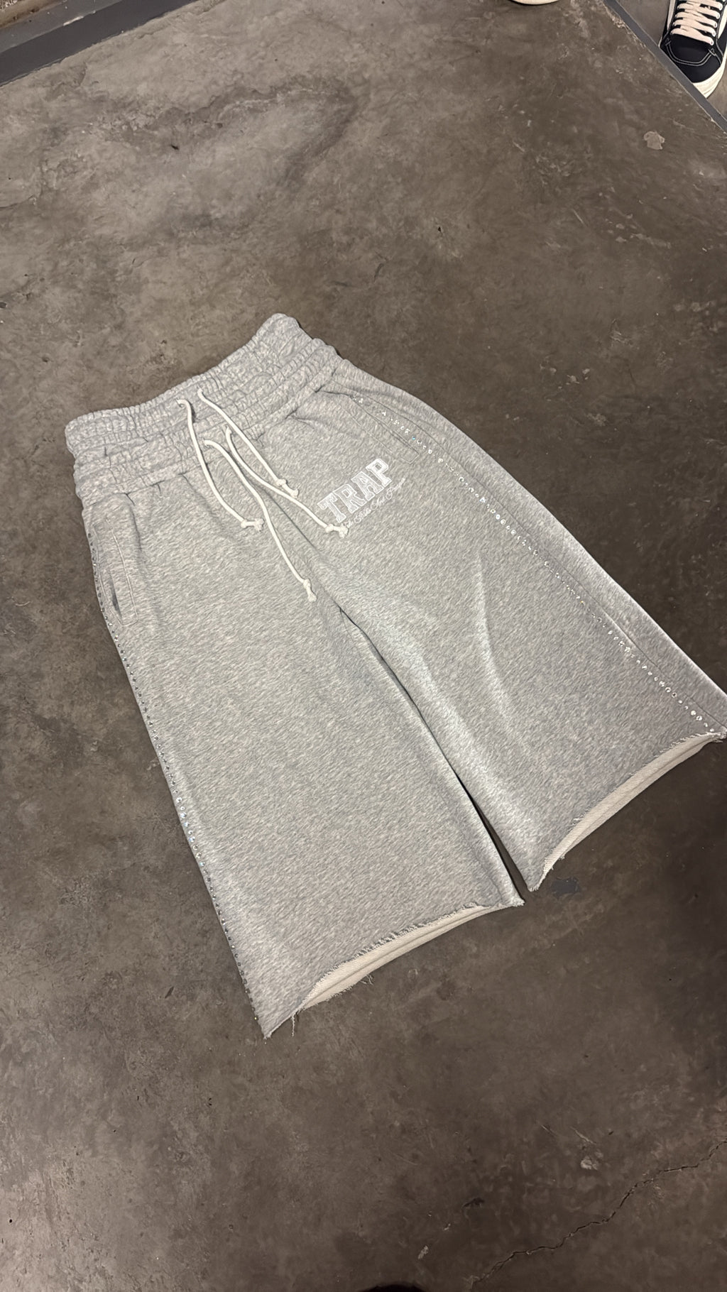 GREY TRAP 3/4 SHORTS
